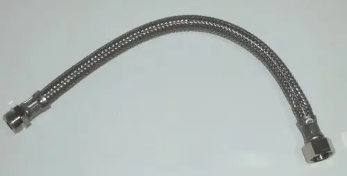 Flexibler Schlauch von Daikin, mit Metallgeflecht, an beiden Enden mit verschiedenen Anschlussarten für Rohrverbindungen ausgestattet.